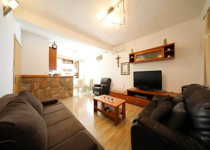 In With Pool Near Zadar Policnik