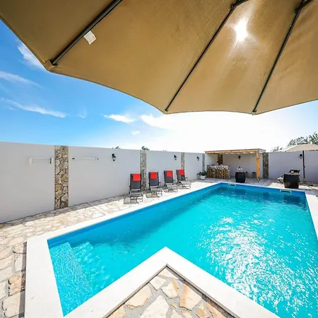 In With Pool Near Zadar 别墅