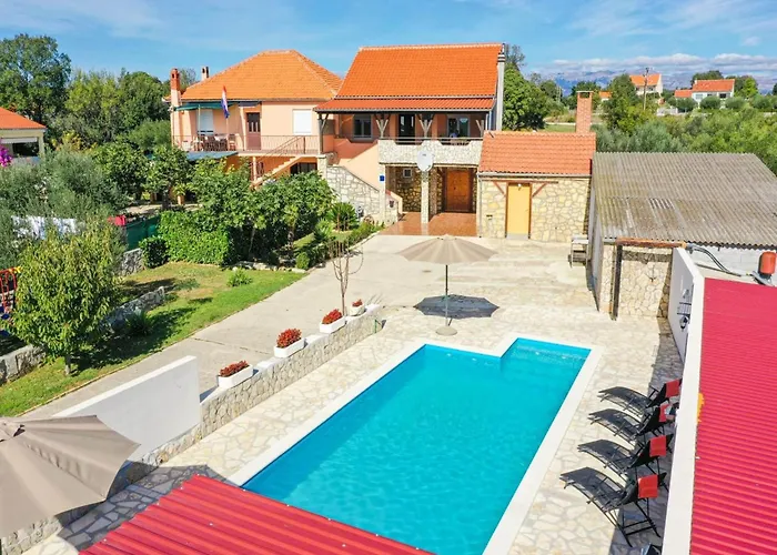 In With Pool Near Zadar * Policnik